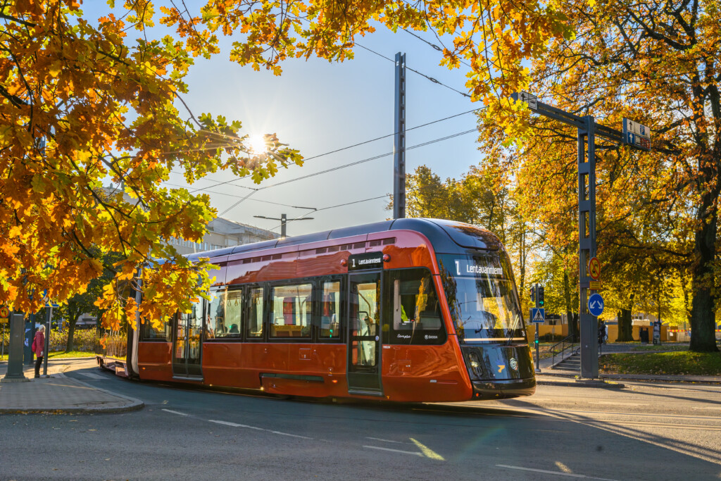 Tampereen Ratikka Hämeenpuistossa syksyllä 2025